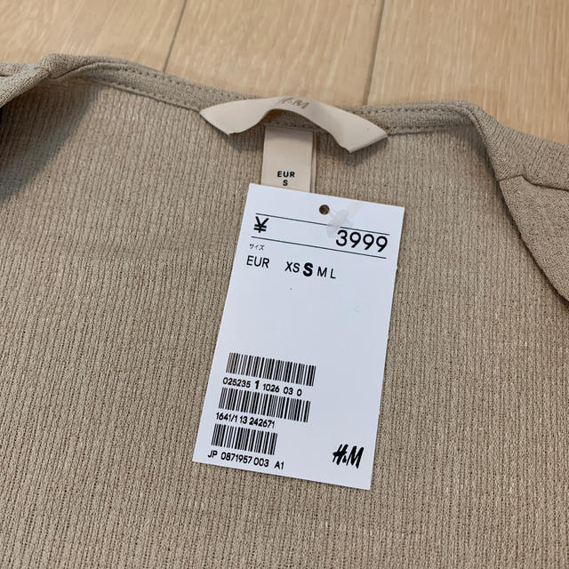 H&M(エイチアンドエム)の新品　h&m パフスリーブトップス レディースのトップス(カットソー(長袖/七分))の商品写真