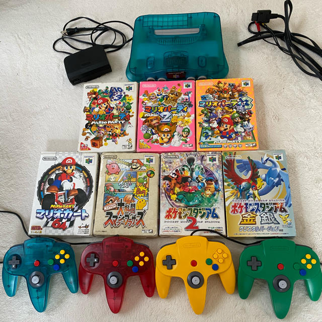 任天堂(ニンテンドウ)の任天堂64 [ソフト×7本、コントローラー×4本セット] エンタメ/ホビーのゲームソフト/ゲーム機本体(家庭用ゲーム機本体)の商品写真