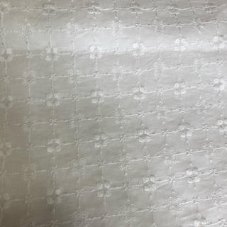 コットンレース　白の花柄　110x50(生地/糸)