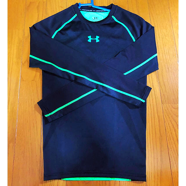 UNDER ARMOUR(アンダーアーマー)の《値下げ》UNDER ARMOUR インナー 黒/緑 SM スポーツ/アウトドアのトレーニング/エクササイズ(トレーニング用品)の商品写真