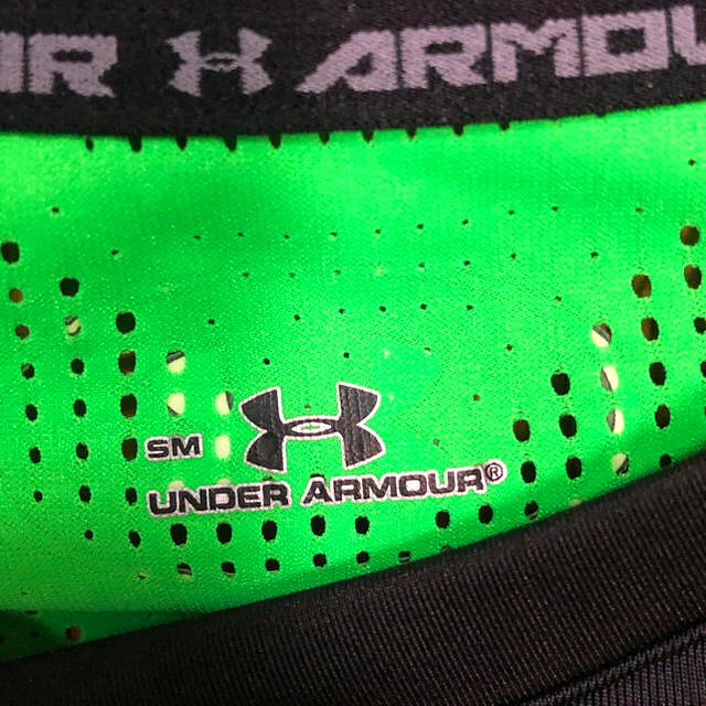 UNDER ARMOUR(アンダーアーマー)の《値下げ》UNDER ARMOUR インナー 黒/緑 SM スポーツ/アウトドアのトレーニング/エクササイズ(トレーニング用品)の商品写真