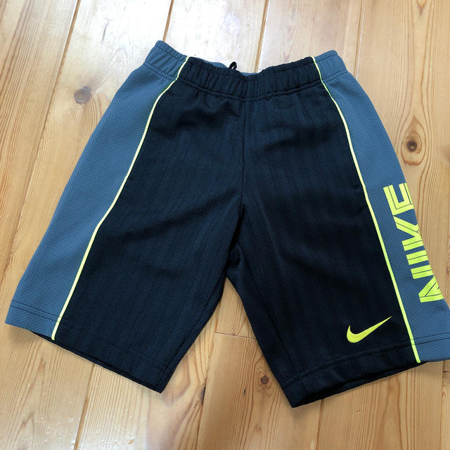 NIKE(ナイキ)のナイキ　ショートパンツ　ハーフパンツ　XS 120-130cm  キッズ/ベビー/マタニティのキッズ服男の子用(90cm~)(パンツ/スパッツ)の商品写真