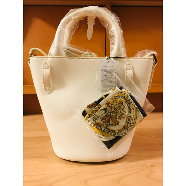 CECIL McBEE(セシルマクビー)のCECIL McBEE セシルマクビー　ホワイトバッグ レディースのバッグ(ショルダーバッグ)の商品写真