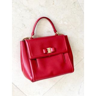 サルヴァトーレフェラガモ(Salvatore Ferragamo)の【新品】フェラガモ  ハンドバッグ　レッド(ハンドバッグ)