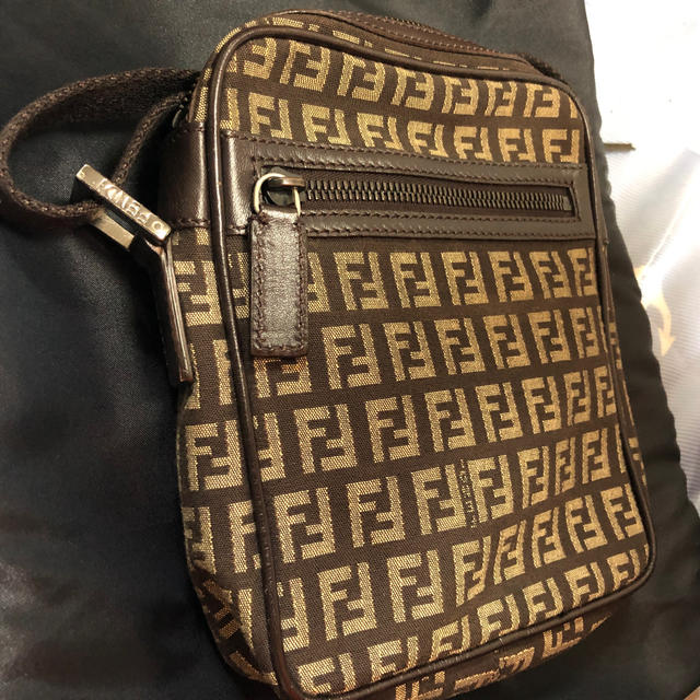 FENDI(フェンディ)のFENDI ショルダーバッグ　ズッカ柄 メンズのバッグ(ショルダーバッグ)の商品写真