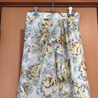 ジャスグリッティー(JUSGLITTY)の☆美品　ジャスグリッティー  スカート　花柄スカート　1☆(ひざ丈スカート)