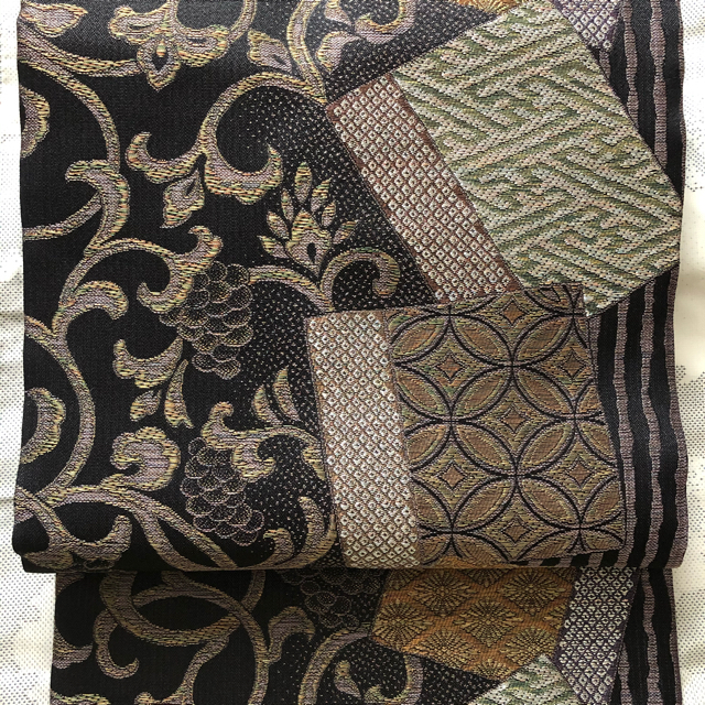 正絹の袋帯です。織の帯で格調のある柄です。訪問着から色無地、紬、小紋などに。