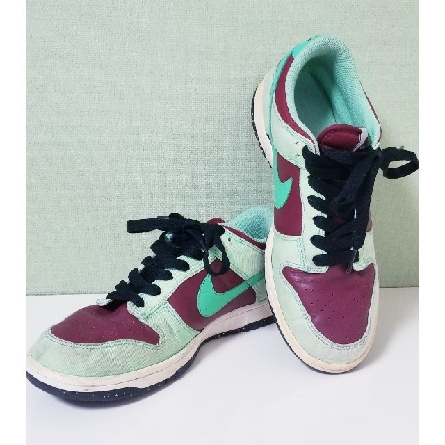 NIKE(ナイキ)の【まみまみさん専用】NIKE DUNK LOW エメラルドグリーン×ボルドー　 メンズの靴/シューズ(スニーカー)の商品写真