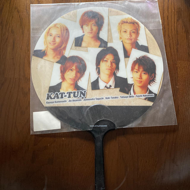 KAT-TUN(カトゥーン)のKATーTUNミニうちわ エンタメ/ホビーのタレントグッズ(アイドルグッズ)の商品写真