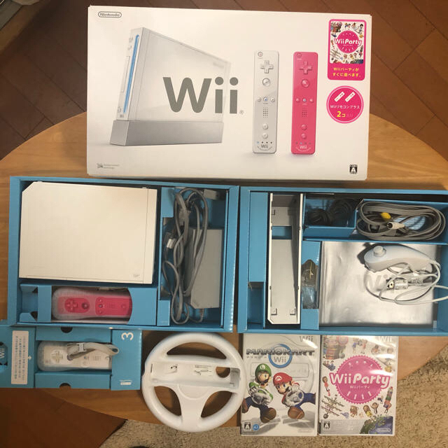 Wii(ウィー)の【中古】Wii 本体　マリオカート Wiiパーティ セット エンタメ/ホビーのゲームソフト/ゲーム機本体(家庭用ゲーム機本体)の商品写真