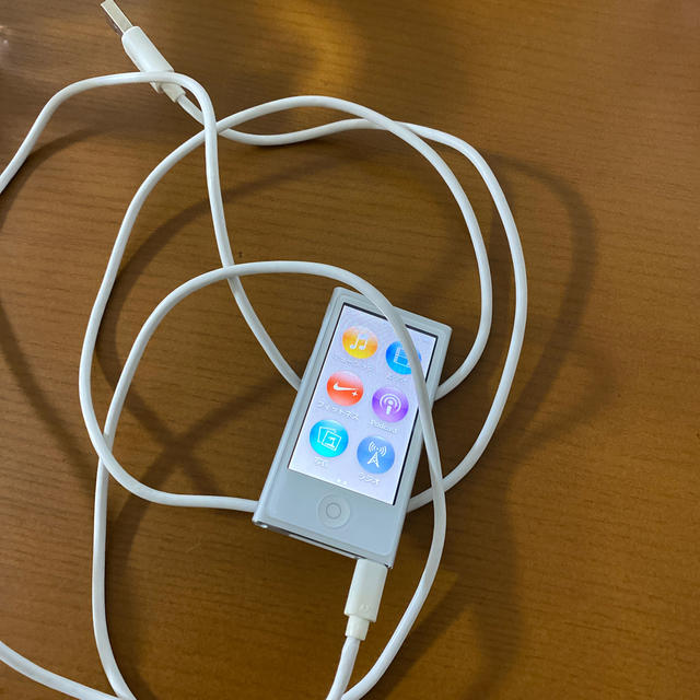 Apple(アップル)のiPod nano MKN22J 16GB スマホ/家電/カメラのオーディオ機器(ポータブルプレーヤー)の商品写真