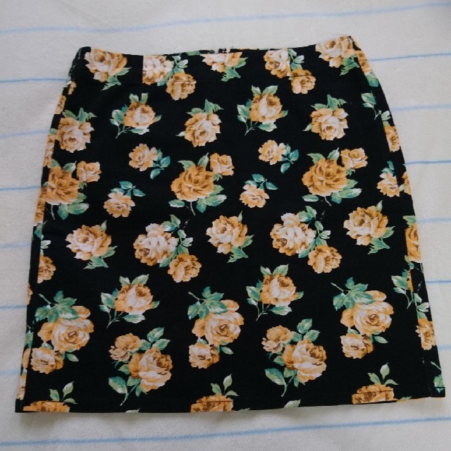 GU(ジーユー)のGUの花柄スカート レディースのスカート(ミニスカート)の商品写真