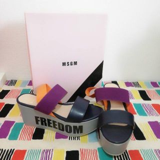 エムエスジイエム(MSGM)のMSGM★新品未使用★FREEDOMロゴ入りサンダル(サンダル)