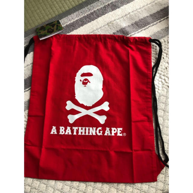 A BATHING APE(アベイシングエイプ)の新品 APE エイプ バッグ 巾着 赤 リュック A BATHING APE メンズのバッグ(バッグパック/リュック)の商品写真