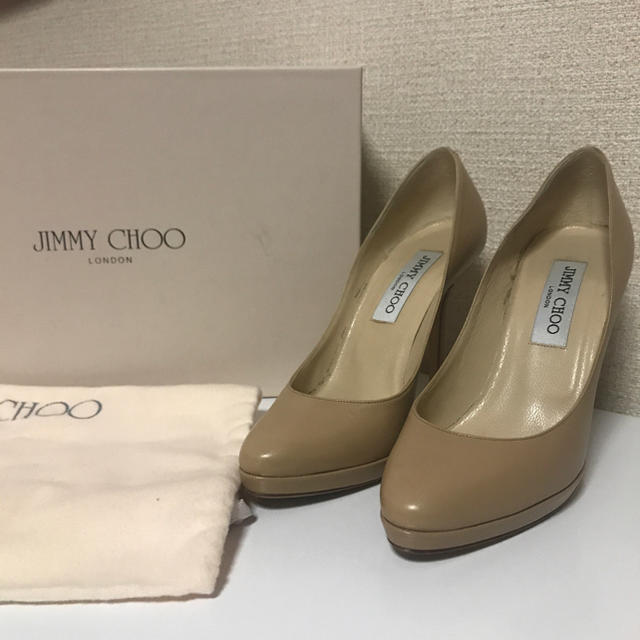 JIMMY CHOO(ジミーチュウ)のジミーチュウ  ベージュ　パンプス レディースの靴/シューズ(ハイヒール/パンプス)の商品写真