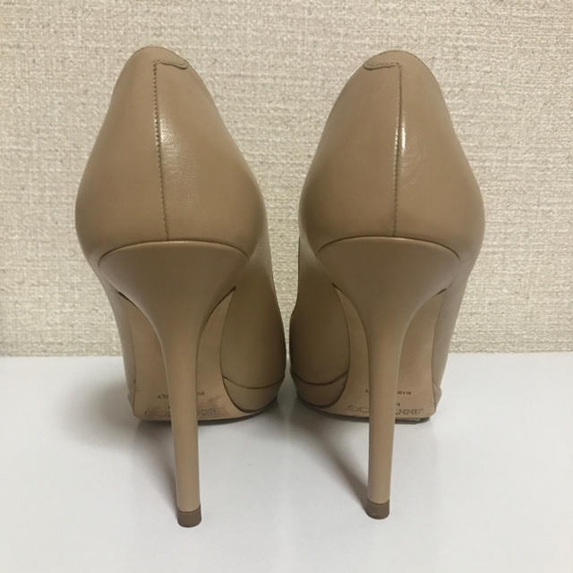 JIMMY CHOO(ジミーチュウ)のジミーチュウ  ベージュ　パンプス レディースの靴/シューズ(ハイヒール/パンプス)の商品写真