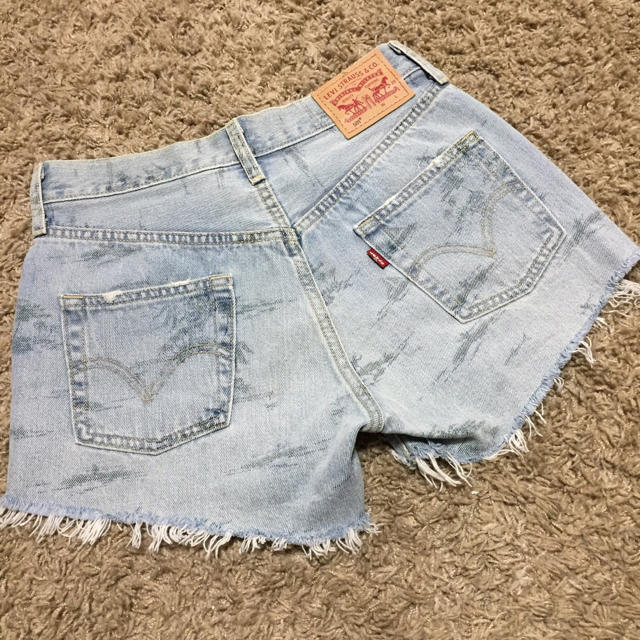 Levi's(リーバイス)の今だけ値下げ*｡✩ リーバイス パームツリー柄 レディースのパンツ(ショートパンツ)の商品写真