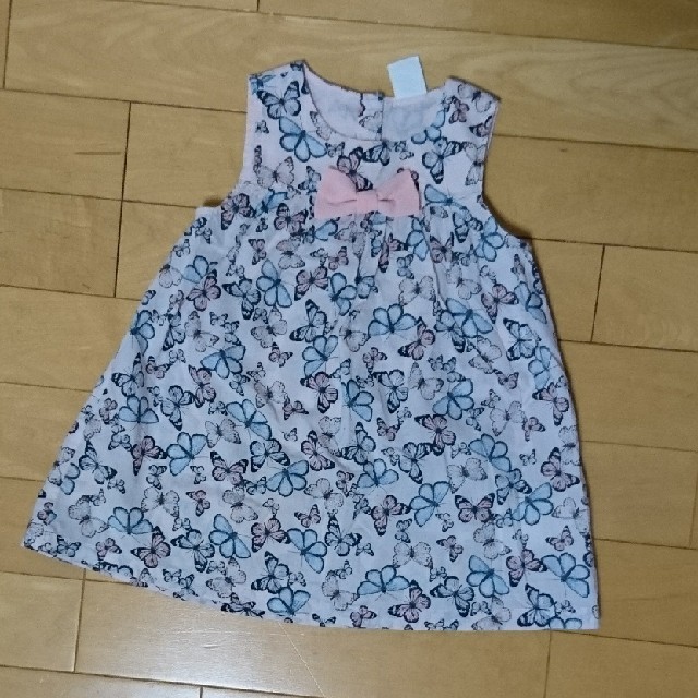 H&M(エイチアンドエム)の【H&M】蝶々柄ワンピース70㎝ キッズ/ベビー/マタニティのベビー服(~85cm)(ワンピース)の商品写真