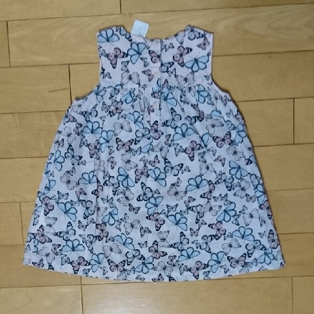 H&M(エイチアンドエム)の【H&M】蝶々柄ワンピース70㎝ キッズ/ベビー/マタニティのベビー服(~85cm)(ワンピース)の商品写真