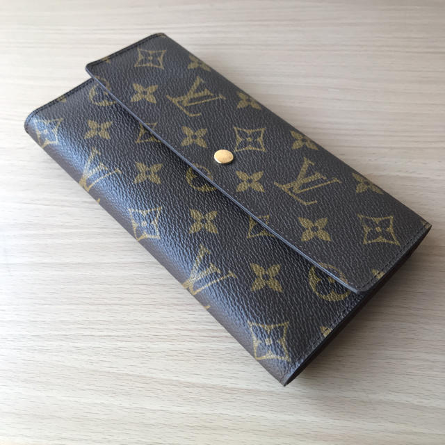 LOUIS VUITTON(ルイヴィトン)のルイヴィトン モノグラム  M61215　モノグラム　三つ折り長財布 レディースのファッション小物(財布)の商品写真