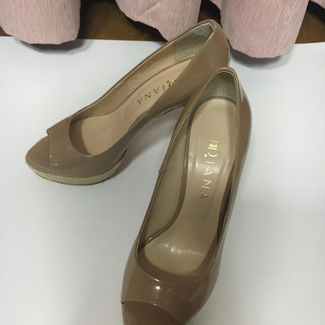 新品✨銀座かねまつ美脚パンプス 前開き サンダル エナメル ベージュ 23.5レディース