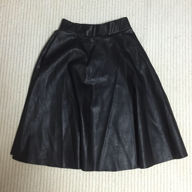 CAPRICIEUX LE'MAGE(カプリシューレマージュ)のフェイクレザー フレアスカート レディースのスカート(ひざ丈スカート)の商品写真