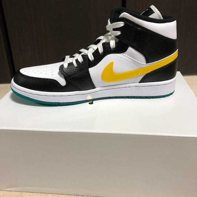 NIKE(ナイキ)のNIKE AIR JORDAN 1 MID ウィメンズ　28.5cm メンズの靴/シューズ(スニーカー)の商品写真