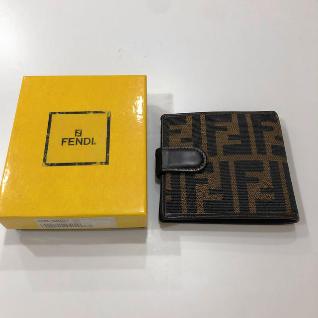 FENDI フェンディ　ズッカ柄　二つ折り財布 | フリマアプリ ラクマ