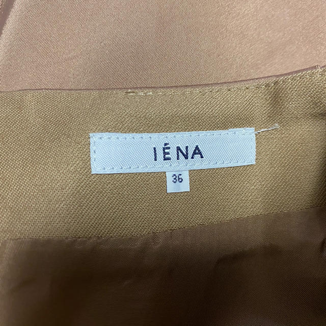 IENA(イエナ)のIENA キャメル　ハリツヤスカート レディースのスカート(ひざ丈スカート)の商品写真