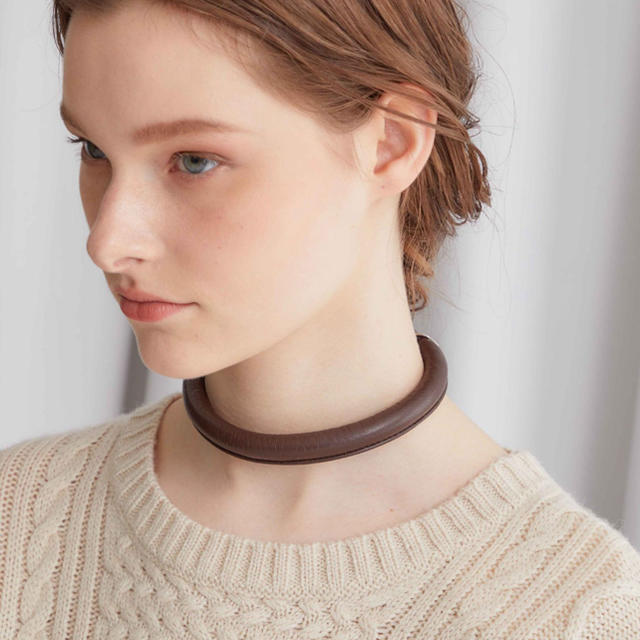 the dallas leather tube choker / brown