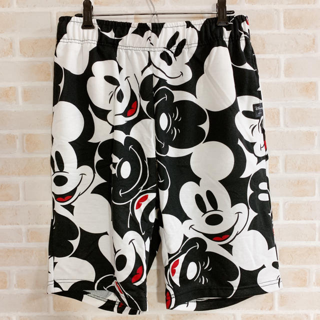 Disney(ディズニー)の新品未使用 ミッキー 総柄 ショーツ ハーフパンツ 古着 派手 個性 XL メンズのパンツ(ショートパンツ)の商品写真