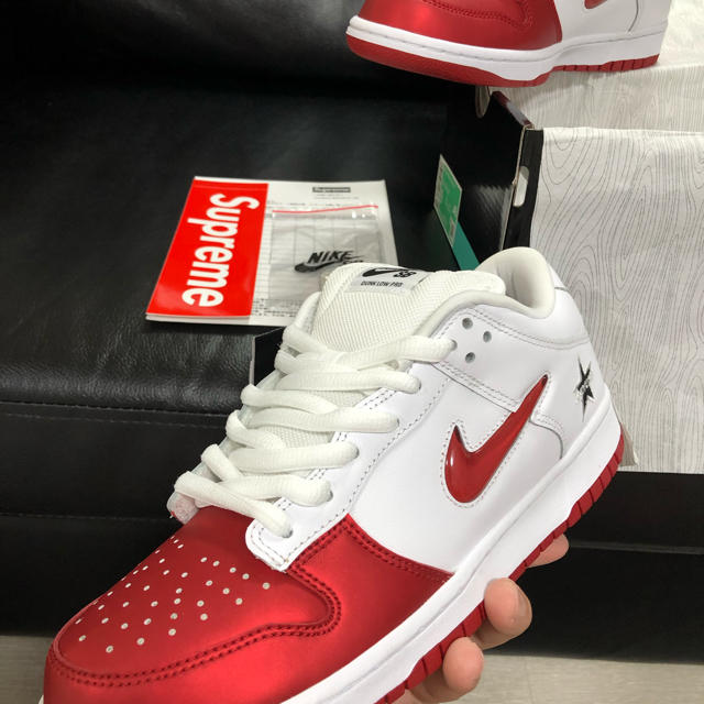 Supreme(シュプリーム)の最安値　Supreme®/Nike® SB Dunk Low red 27cm メンズの靴/シューズ(スニーカー)の商品写真