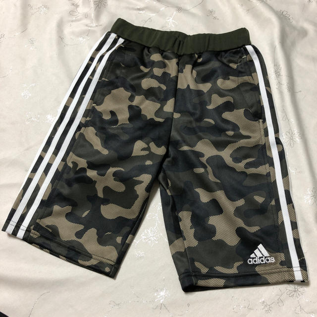 adidas(アディダス)のadidas ハーフパンツ　130cm キッズ/ベビー/マタニティのキッズ服男の子用(90cm~)(パンツ/スパッツ)の商品写真