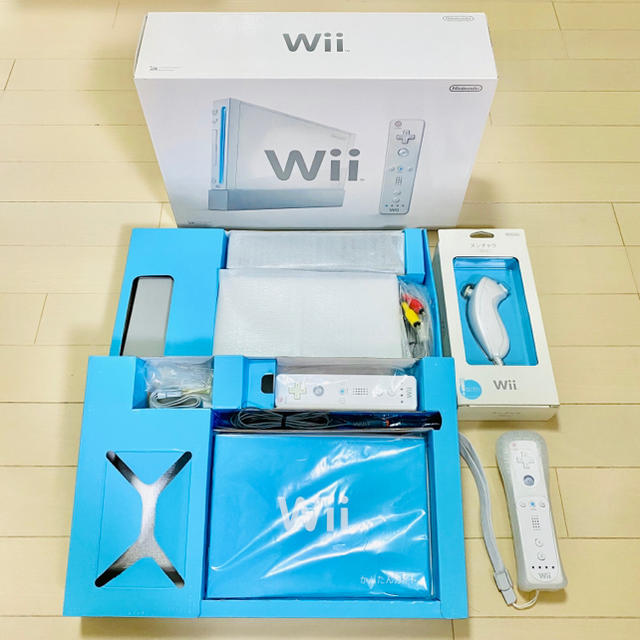 Wii本体 & Wiiリモコン & ヌンチャク【美品】