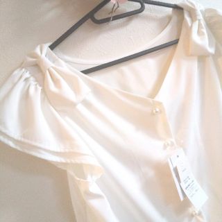 トッコ(tocco)の新品*°♡tocco 肩リボンブラウス (シャツ/ブラウス(半袖/袖なし))