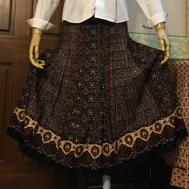 ロングスカート　総柄　ブラック系 レディースのスカート(ロングスカート)の商品写真