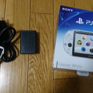 プレイステーションヴィータ(PlayStation Vita)のSONY PlayStationVITA 本体  PCH-2000 ZA22 中(携帯用ゲーム機本体)