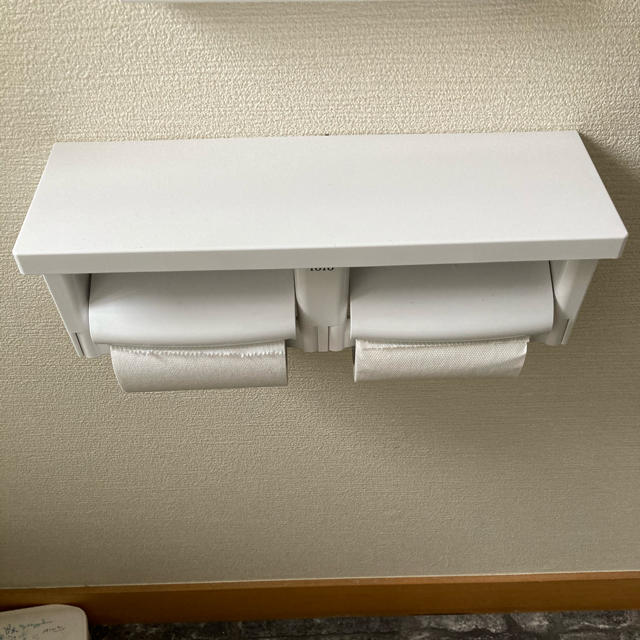 TOTO(トウトウ)のTOTO　棚付2連紙巻器【YH650】 インテリア/住まい/日用品の収納家具(トイレ収納)の商品写真