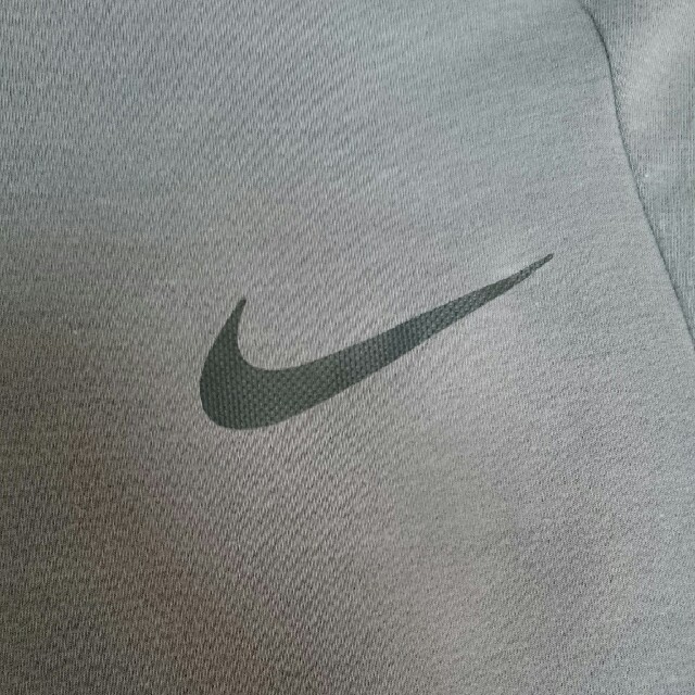 NIKE(ナイキ)のふりる様専用  ナイキ スウェット L DRI-FIT グレー スポーツ/アウトドアのランニング(ウェア)の商品写真