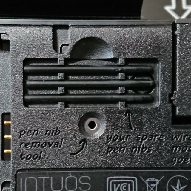 Wacom(ワコム)のワコム Intuos Comic Mサイズ ブラック CTH-690/K1 スマホ/家電/カメラのPC/タブレット(PC周辺機器)の商品写真