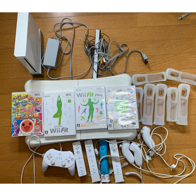 Wii 本体、バランスボード、ソフト4本セット Wii本体セット家庭用ゲーム機本体