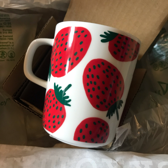 marimekko(マリメッコ)の〔新品〕marimekko Mansikka マグカップ インテリア/住まい/日用品のキッチン/食器(グラス/カップ)の商品写真