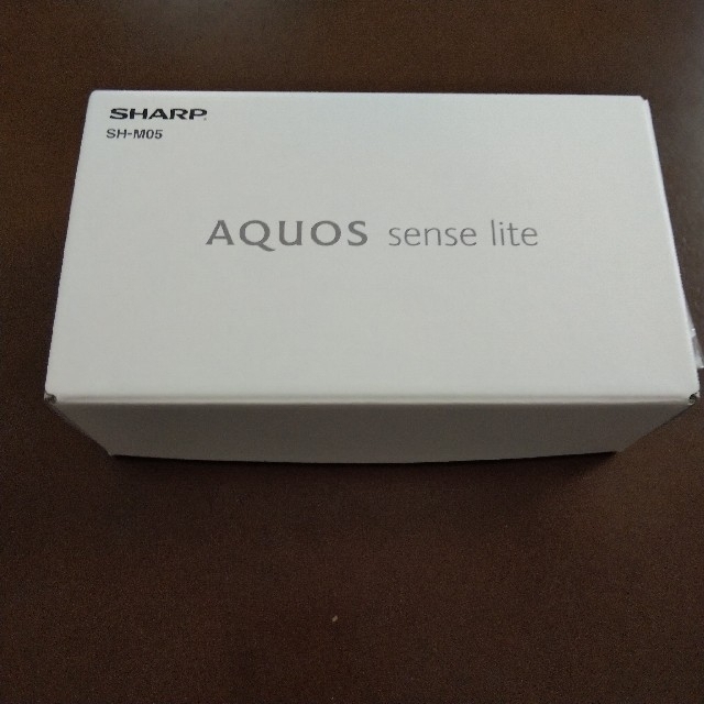 AQUOS(アクオス)のAQUOS sence lite SH-M05 white  白 スマホ/家電/カメラのスマートフォン/携帯電話(スマートフォン本体)の商品写真