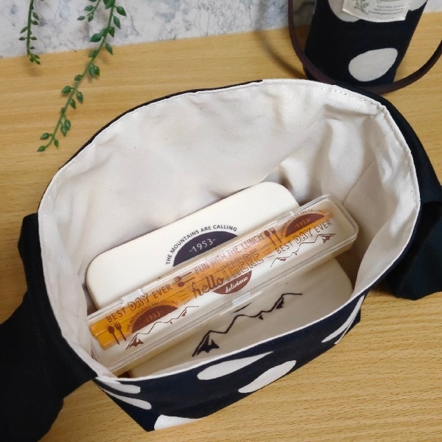 リボンが可愛いお弁当袋 紺 白ドット 黒リボンの通販 By りんご S Shop ラクマ リボンが可愛いお弁当袋 紺 白ドット 黒リボンの通販 By りんご S Shop ラクマ