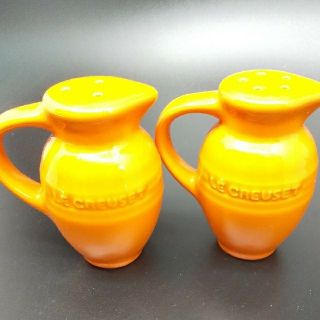 ルクルーゼ(LE CREUSET)の【新品・未使用】ルクルーゼ ソルト＆ペッパー　調味料入れ　塩コショウ入れ(収納/キッチン雑貨)