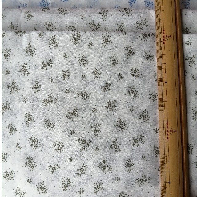 小花柄　ローン生地　白地　柄グリーン　綿100%　日本製　　 ハンドメイドの素材/材料(生地/糸)の商品写真