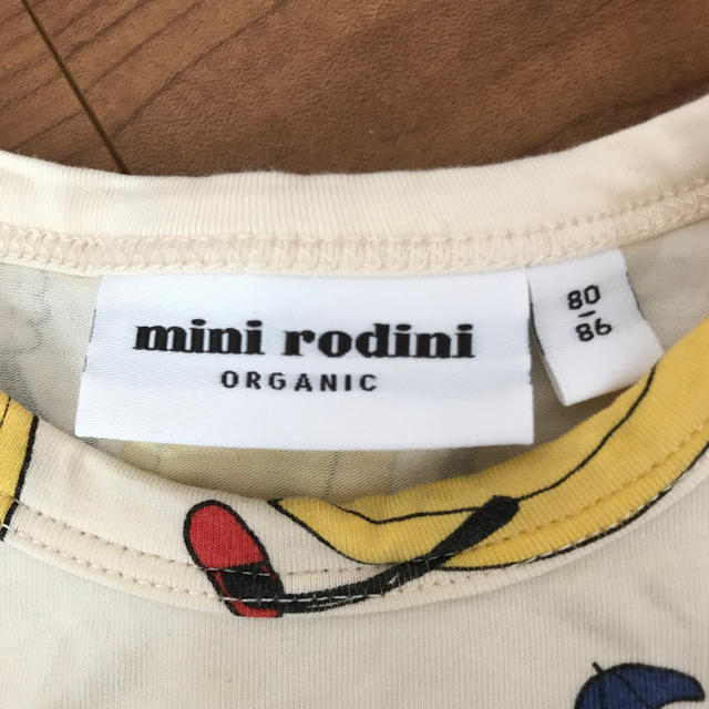 こども ビームス(コドモビームス)のmini  rodini ミニロディーニ  Tシャツ　サイズ80-86 キッズ/ベビー/マタニティのベビー服(~85cm)(Ｔシャツ)の商品写真