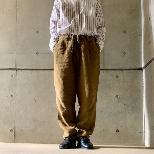 COMOLI(コモリ)のLINEN EASY PANT KHAKI 3 CONFECT メンズのパンツ(その他)の商品写真