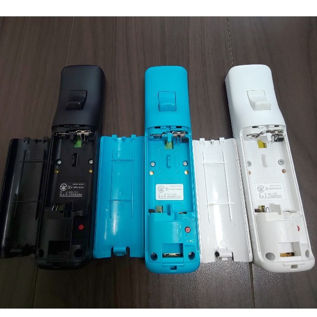 Wii(ウィー)のWii リモコン＆カバー ３本セット エンタメ/ホビーのゲームソフト/ゲーム機本体(その他)の商品写真