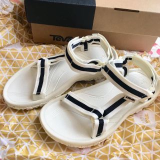 テバ(Teva)のteva ハリケーン  XLT  リリーホワイト 22㎝ 新品(サンダル)